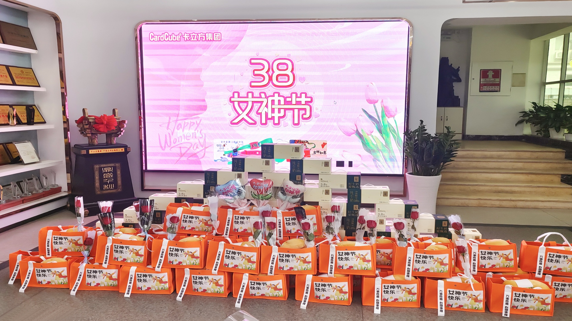 Ggpoker官网集团智能卡工厂腕带厂家：以花为礼，致敬每一位 “女神”